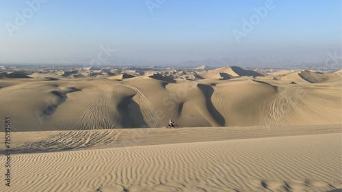 moto percorrendo o deserto de Huacachina. Marcas de vento na areia do deserto peruano. Caminhos percorridos por motocicletas no deserto.            photo