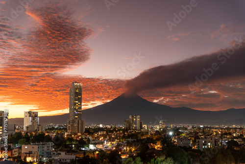 Atardecer sobre la ciudad de Puebla con el Popocatépetl de fondo