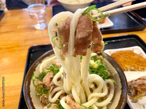 安くて美味い肉うどん（麺リフト） photo