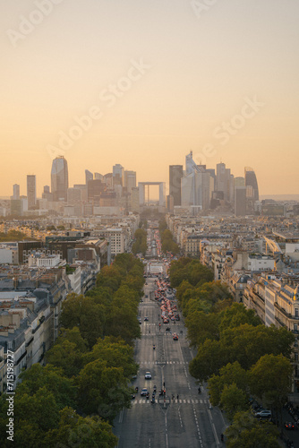 Vista panorámica de la ciudad de París desde el mirador del Arco del Triunfo, en Francia. 