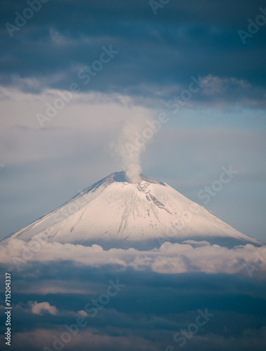 Perspectiva del volcán Popocatépetl nevado y con fumarola, en Puebla. 