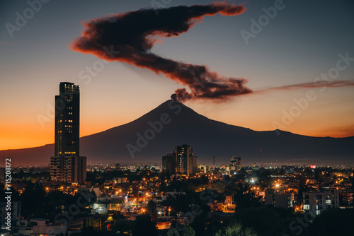 Gran fumarola sobre el Popocatepetl durante el atardecer photo