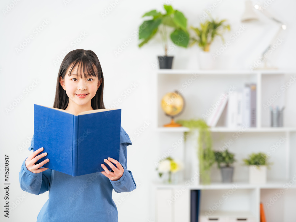 本を読む女の子 本を読む女の子
