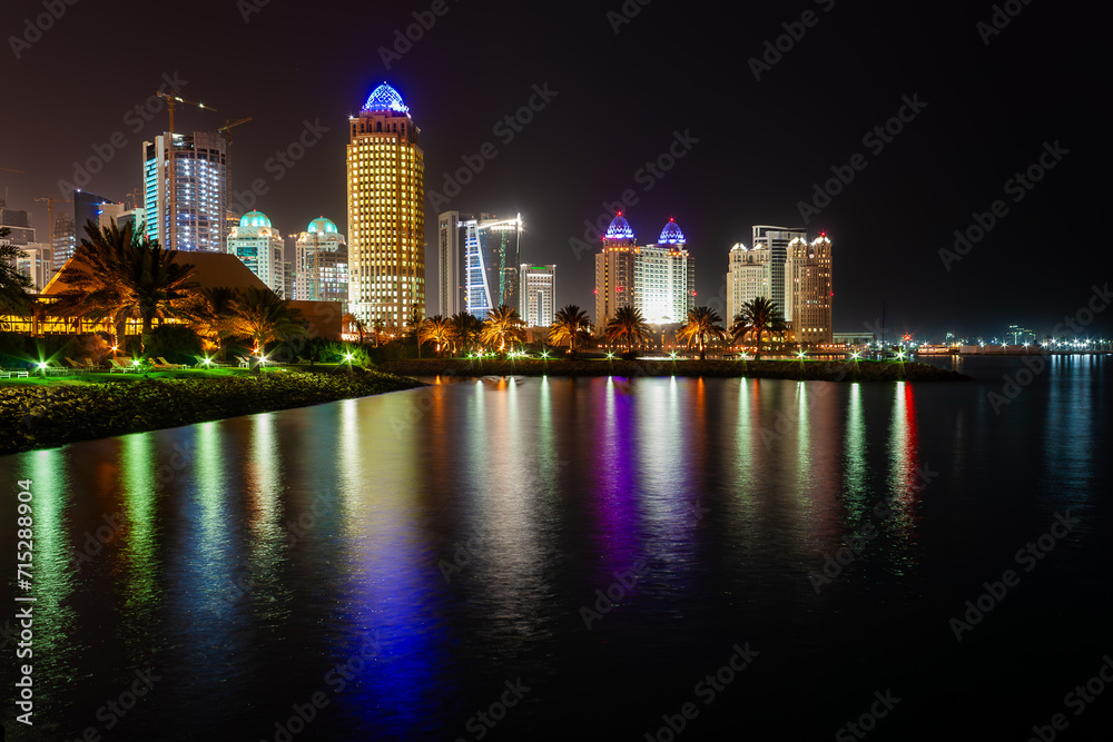 Obraz premium A view of Doha skyscrapers at night