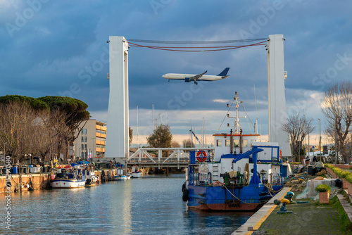 Avion de ligne en phase d'atterrissage survolant le port de Fiumicino