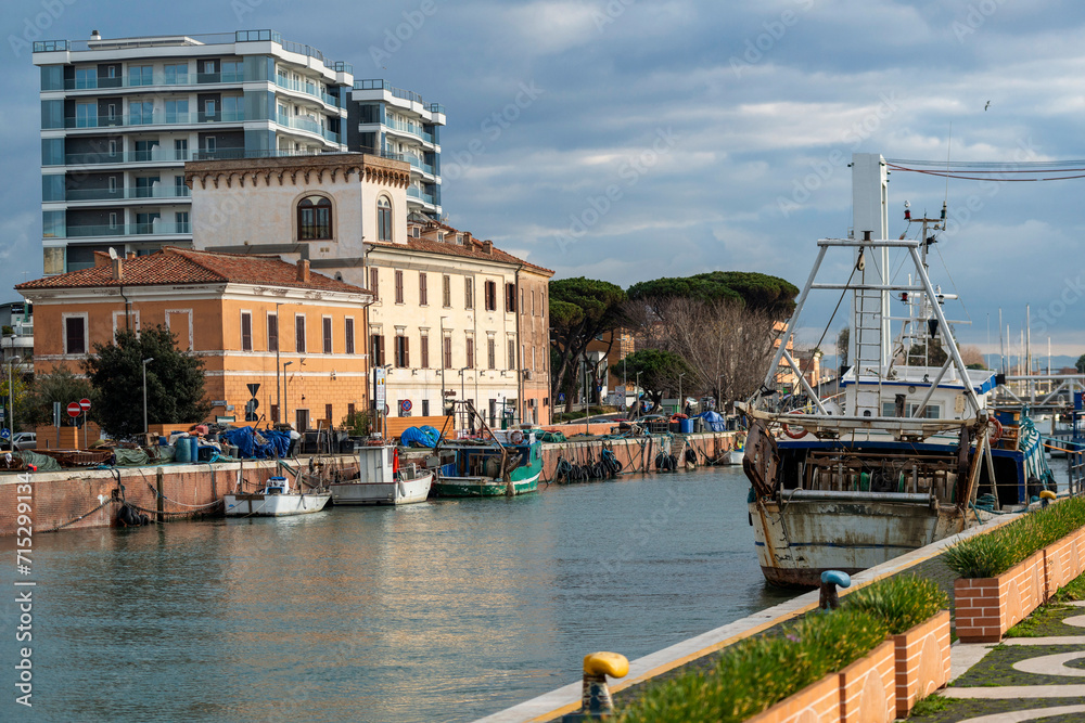 Obraz premium Immeubles modernes et anciens dans le port de Fiumicino en Italie