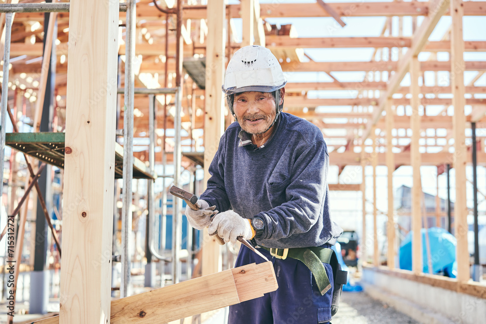 働くシニア男性の大工さん 働くシニア男性の大工さん