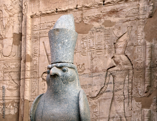 Tableau sur toile Granite statue of God Horus falcon at entrance Temple of Horus, Edfu, Egypt