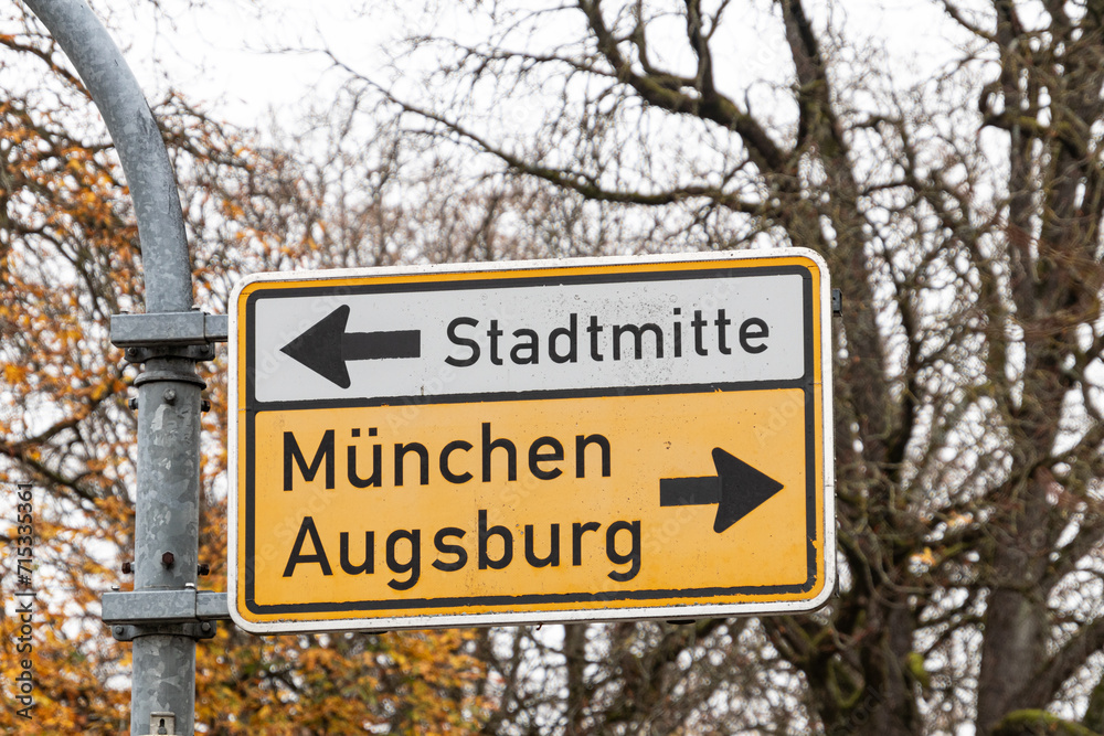 Wegweiser zur Stadtmitte sowie nach München und Augsburg Wegweiser zur Stadtmitte sowie nach München und Augsburg