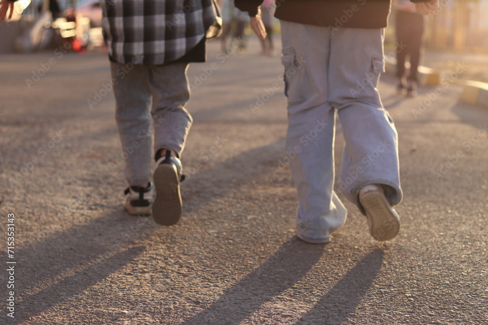 Obraz premium child walking on the street