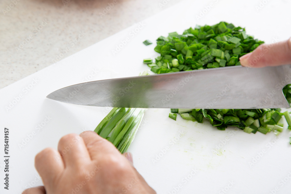 Obraz premium 餃子つくり、調理風景、ニラを切る、韮のみじん切り