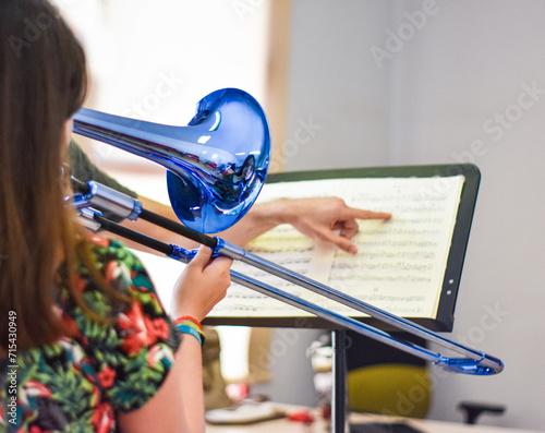 Fotografi TROMBÓN INSTRUMENTO MUSICAL NIÑOS