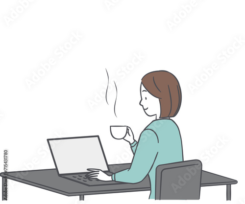 パソコンを使用しながらコーヒーを飲む女性