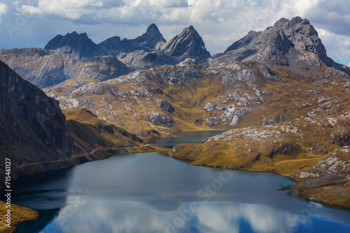 Lake in Cordillera © Galyna Andrushko