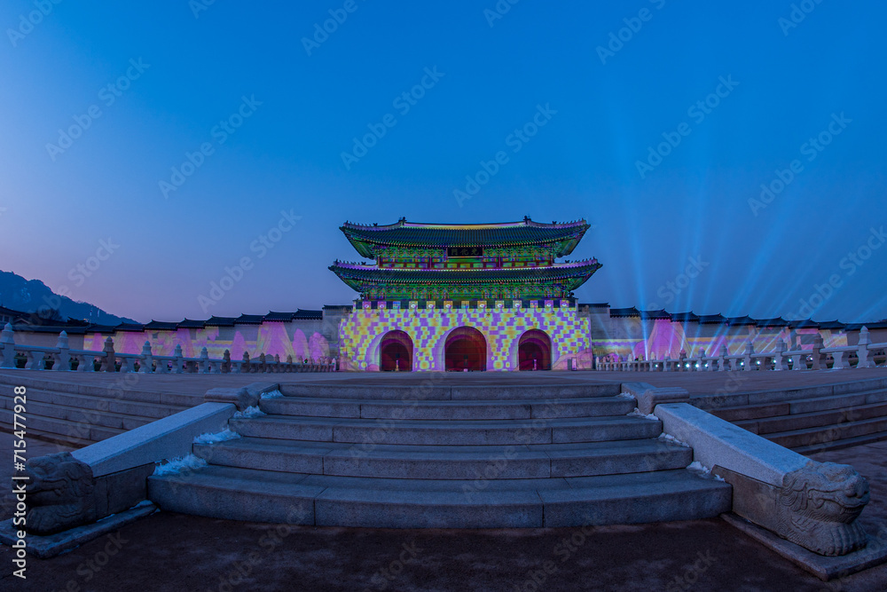 Obraz premium Seoul Light Gwanghwamun, Night view of Gwanghwamun Gate of Gyeongbokgung Palace with colorful media façade and laser show ,Seoul South korea.