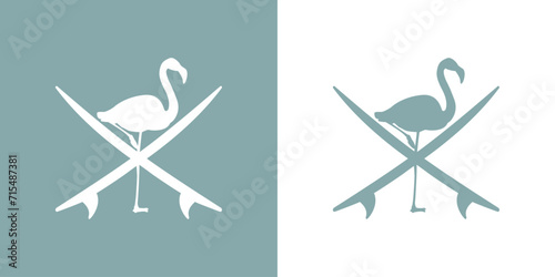 Logo club de surf. Silueta de flamingo de pie sobre tablas de surf cruzadas