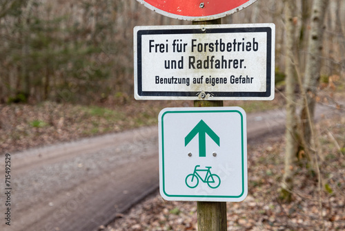 Verkehrszeichen kennzeichnet Radweg durch einen Wald