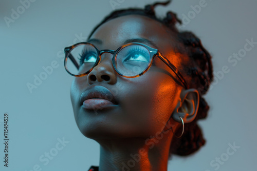 Afrikanische Frau mit Brille blickt nach oben photo