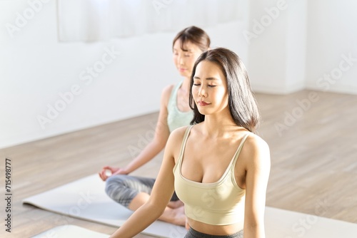 目を閉じて瞑想する2人の女性 photo