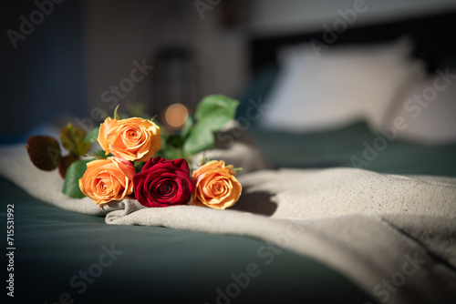 Foto Roses on bed in a hotel room