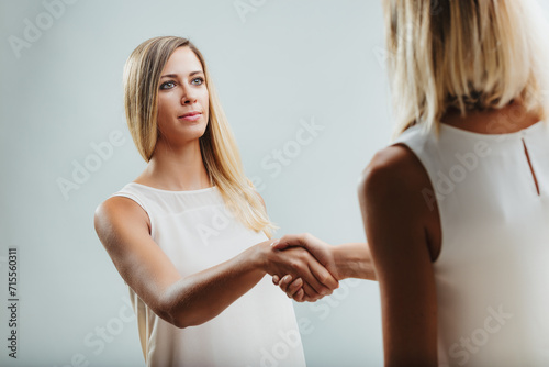 Foto Focused businesswoman's handshake conveys mutual professional re