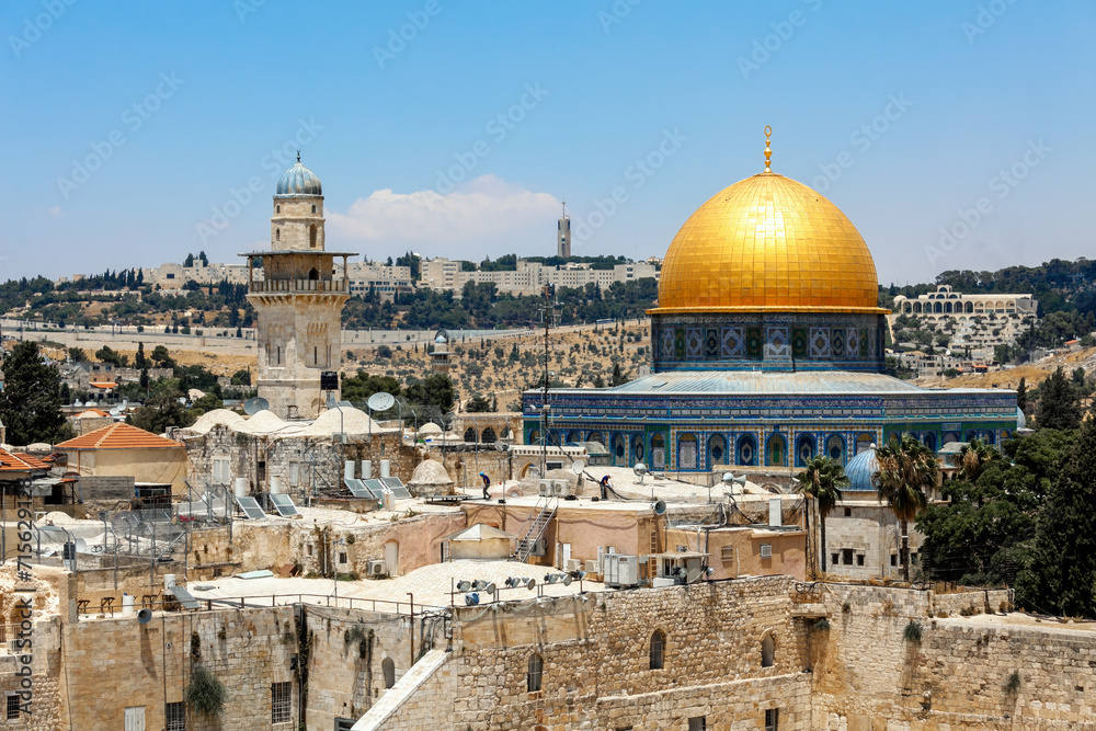 Obraz premium Dome of the Rock mosque and minaret in Jerusalem, Israel.