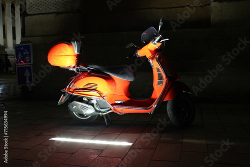 Scooter rouge de nuit 3 photo