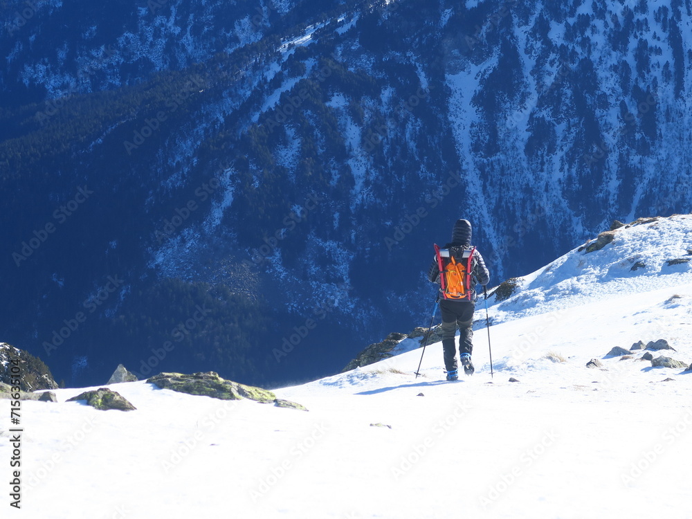 Couple en Raquette en montagne sur la neige en alpinisme dans les Pyrénées