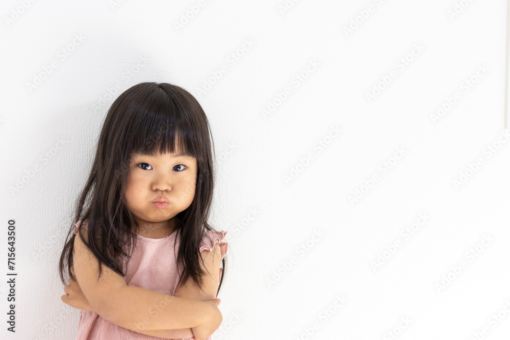 不機嫌な女の子の様子（3歳、日本人）