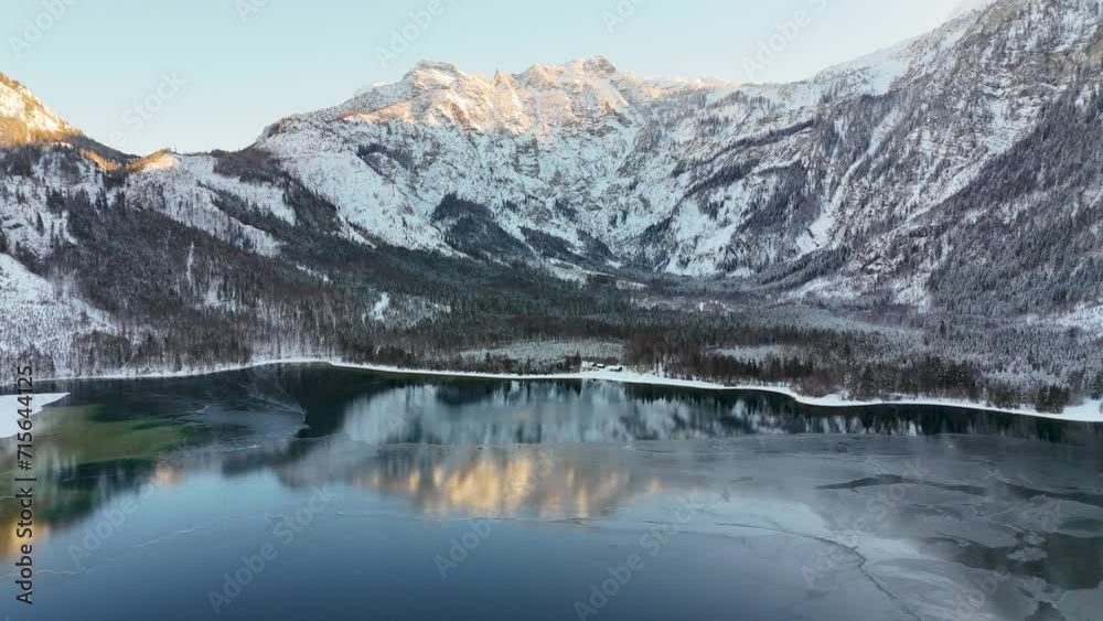 Drohnenflug über dem See in den Bergen in schöner Landschaft im Winter im Salzkammergut Drohnenflug über dem See in den Bergen in schöner Landschaft im Winter im Salzkammergut