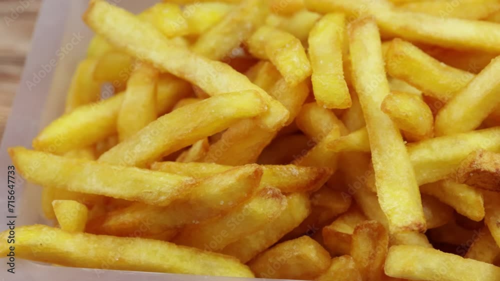 barquette de frites, en gros plan, sur une table barquette de frites, en gros plan, sur une table
