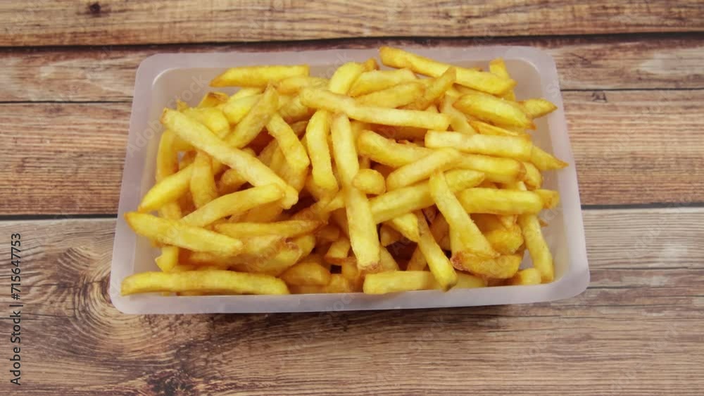 barquette de frites, en gros plan, sur une table barquette de frites, en gros plan, sur une table