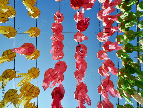 bunter papier Laternen zum Loy Krathong Fest an einem Tempel in Lamphun Thailand Wat Phra That Hariphunchai photo