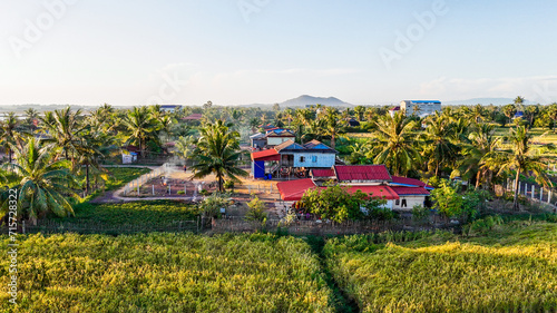 Photo en drone d'une maison cambodgienne au milieu des champs et des cocotiers, sur Kampot island, Kampot, Cambodge. photo