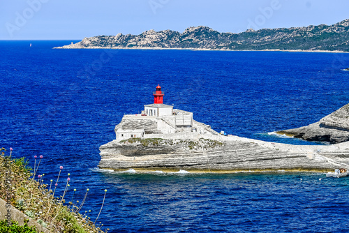 Bonifacio, Korsika, Insel, Phare de la Madonetta, Leuchtturm, Klippe, Meerenge, Hafeneinfahrt, Hafen, Kalkfelsen, Ausflugsschiffe, Boote, Küste, Mittelmeer,  Aussichtspunkt, Sommer, Frankreich photo