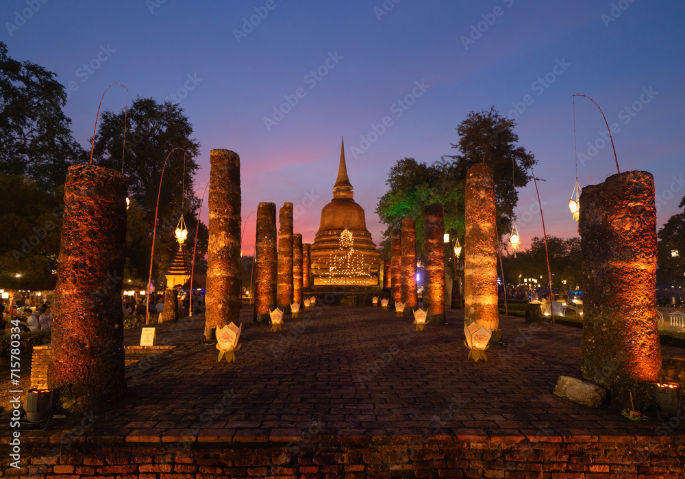 Obraz premium Sukhothai Historical Park festival, buddha pagoda stupa in a temple, Sukhothai, Thailand. Thai buddhist temple architecture at night. Tourist attraction.