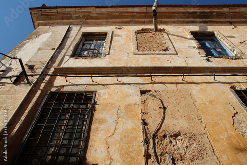 Fototapeta Naklejka Na Ścianę i Meble -  old habitation building (palace ?) in chania in crete in greece 