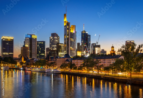 Skyline von Frankfurt am Main bei sch  nem Sonnenuntergang und mit dem Mond auf dem Bild  Deutschland