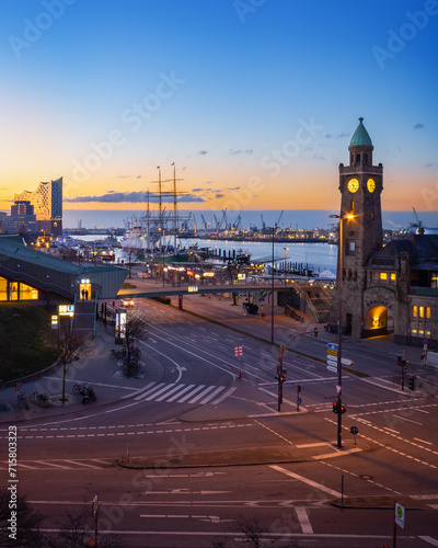 Sonnenaufgang mit Blick auf den Hafen und die Phylarmonie in Hamburg, Deutschland