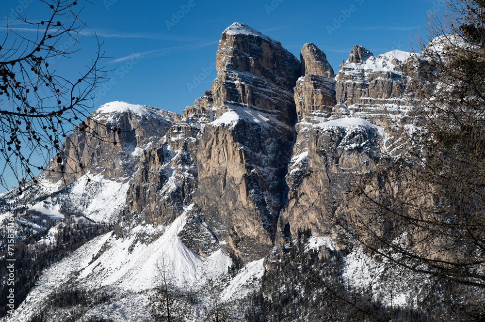 Der 2665 m hohe Dolomitengipfel Sassongher tront über Corvara - obrazy, fototapety, plakaty 