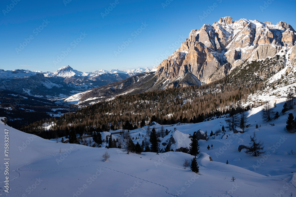 Winterlicher Blick vom Valparolapass Richtung Sankt Cassian und Piz Lavarella - Dolomiten, Südtirol