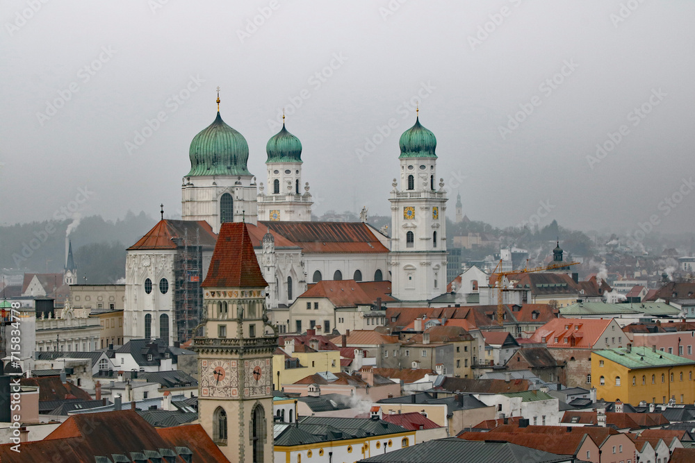 Passau in Bayern Deutschland. Blick auf den Dom St.Stephan und das alte Rathaus.