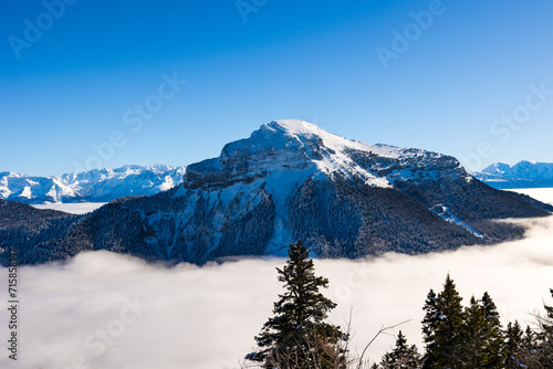 Sommet du Chamechaude, point culminant du parc naturel régional de Chartreuse, recouvert de neige au dessus d’une mer de nuages depuis le Charmant Som photo