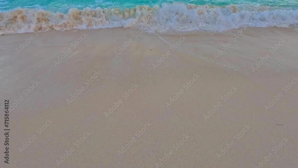 Olas en el mar tuquesa de cancún en el caribe mexicano