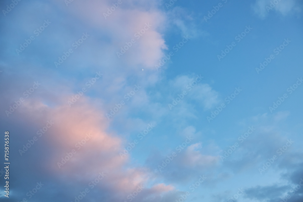 Obraz premium A captivating view of the sky at sunset, vibrant colors painting the clouds