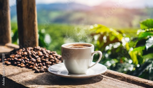 delicioso café quente na janela da fazenda e grãos de café, agricultura
