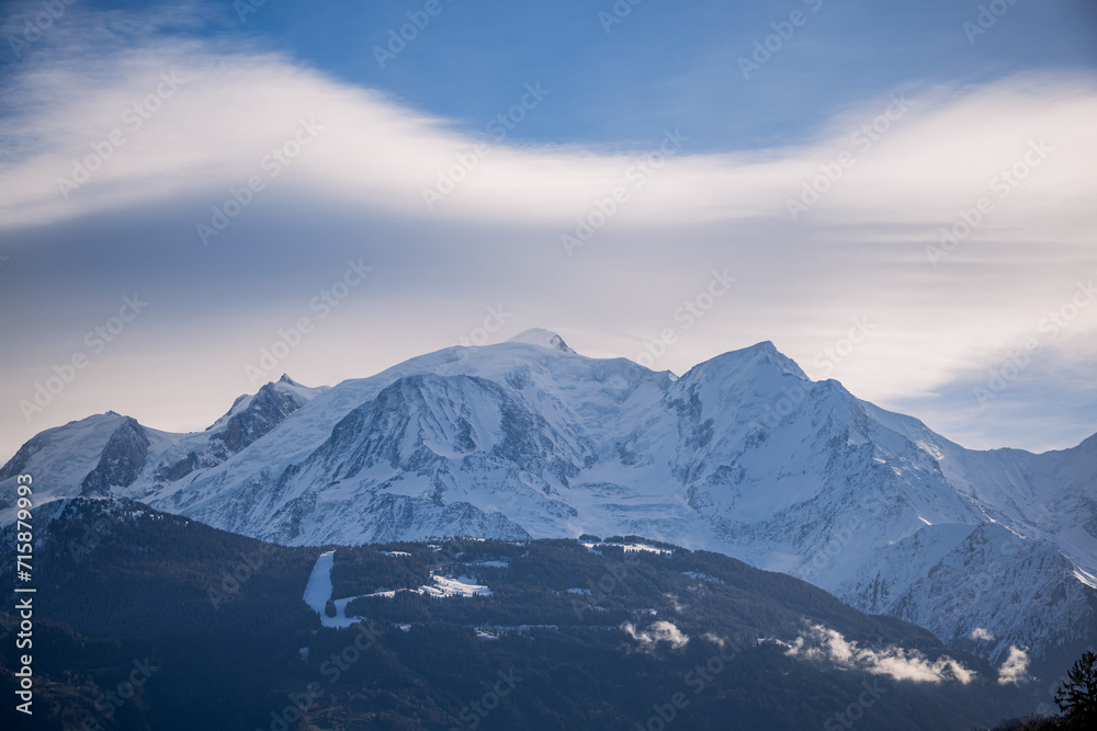 Vue sur les montagnes enneigées des Alpes Mont-Blanc 