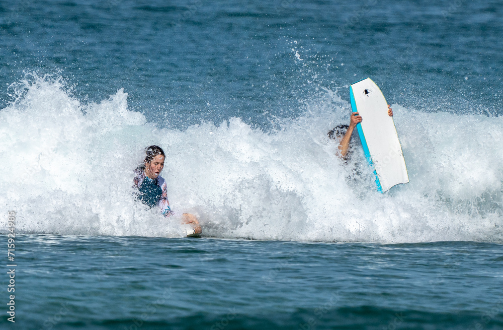 Obraz premium surfing on the beach 