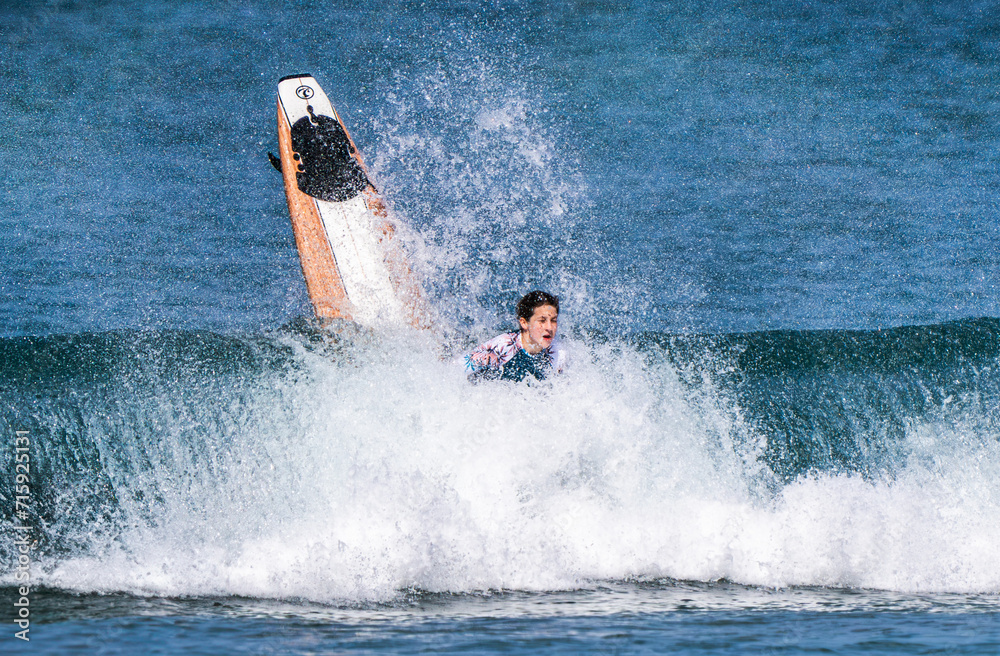 Obraz premium surfing on the beach