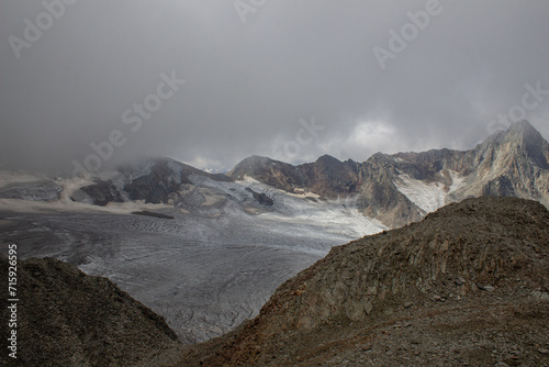 Hinterer Daunkopf bei wolkigen Verhältnissen, Blick auf Sulztalferner - Stubaier Alpen, Österreich